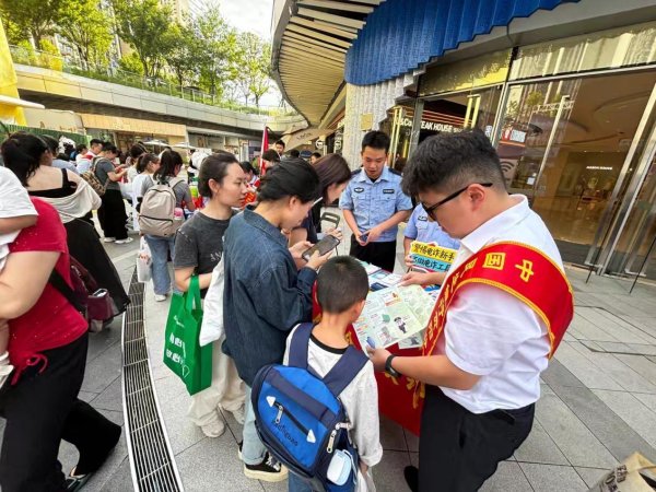 配资网站排名 广场变身“流动课堂” 警银携手解锁反假反诈新形式